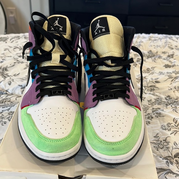 WOMENS AIR JORDAN 1 MID SE